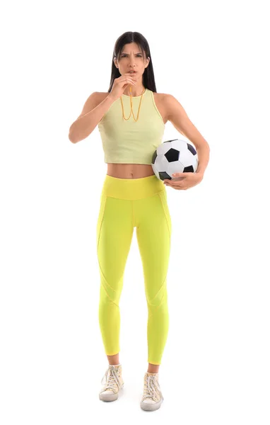 スポーツ女性コーチとともにサッカーボールと白地に笛 — ストック写真