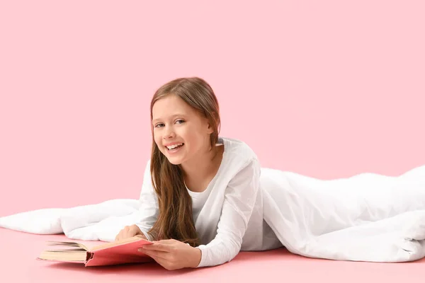 Little Girl Blanket Reading Book Pink Background — Stock Photo, Image