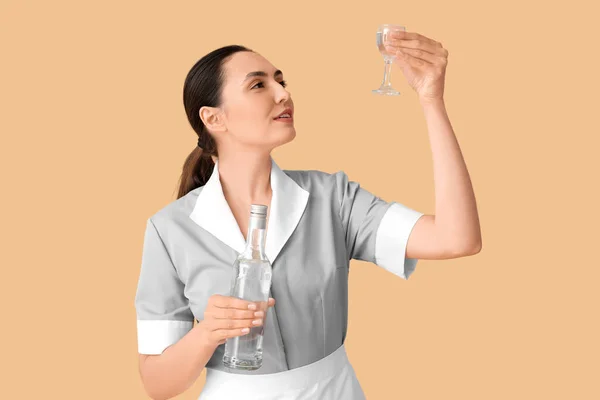 Female Waitress Glass Bottle Vodka Beige Background — Stock Photo, Image