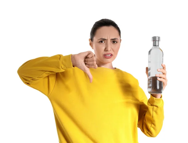 Ung Kvinna Med Flaska Vodka Visar Tummen Ner Vit Bakgrund — Stockfoto