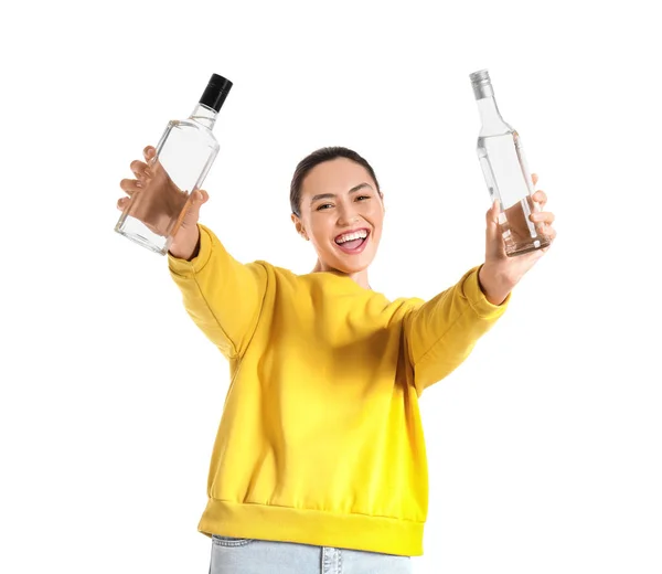 Ung Kvinna Med Flaskor Vodka Vit Bakgrund — Stockfoto