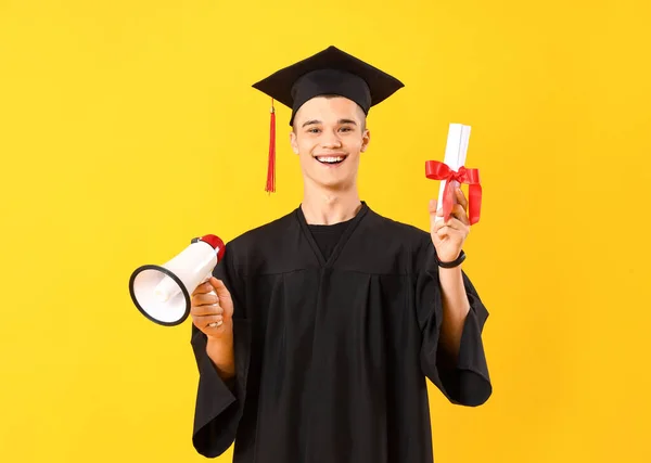 Mężczyzna Absolwent Student Dyplomem Megafon Żółtym Tle — Zdjęcie stockowe