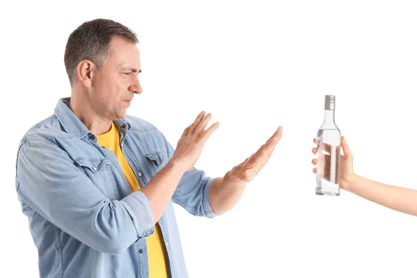 Missnöjd Mogen Man Avvisa Flaska Vodka Vit Bakgrund — Stockfoto