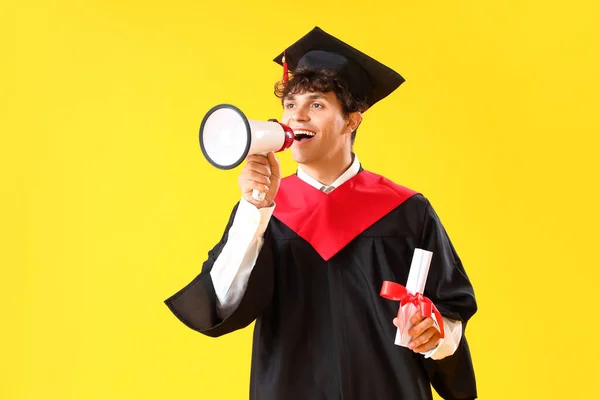 Mężczyzna Absolwent Student Dyplomem Krzycząc Megafonu Żółtym Tle — Zdjęcie stockowe