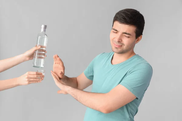 Jovem Rejeitando Vodka Fundo Claro — Fotografia de Stock