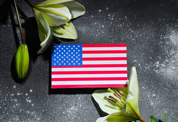 美国国旗与百合花的黑色背景 全国恐怖主义袭击受害者祈祷和纪念日 — 图库照片