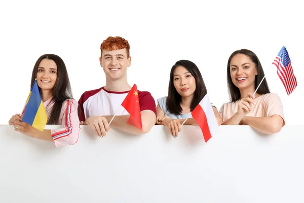 Молодые Студенты Языковой Школы Флагами Пустым Плакатом Белом Фоне — стоковое фото