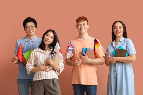 Молодые Студенты Языковой Школы Флагами Розовом Фоне — стоковое фото