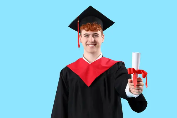 Estudante Pós Graduação Masculino Com Diploma Fundo Azul — Fotografia de Stock