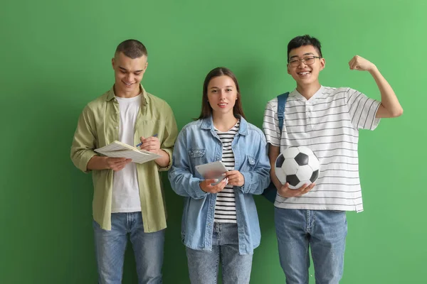 Alunos Felizes Com Cadernos Tablet Bola Futebol Fundo Verde — Fotografia de Stock