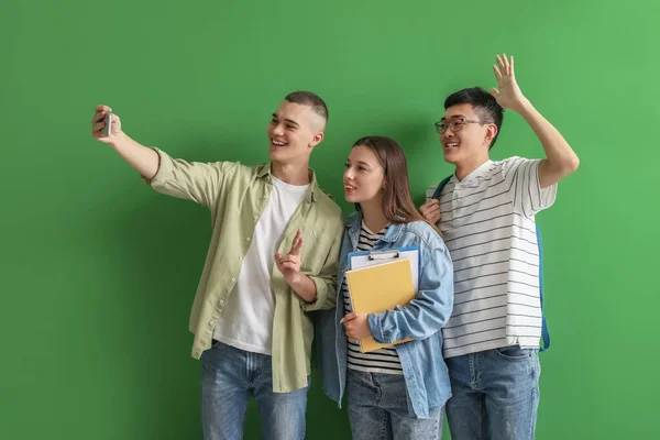 Šťastní Studenti Notebooky Selfie Zeleném Pozadí — Stock fotografie