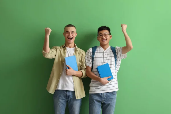 Šťastný Mužské Studenty Knihami Zeleném Pozadí — Stock fotografie