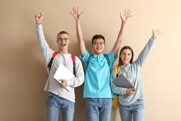 Щасливі Студенти Рюкзаками Блокнотами Ноутбуком Бежевому Фоні — стокове фото
