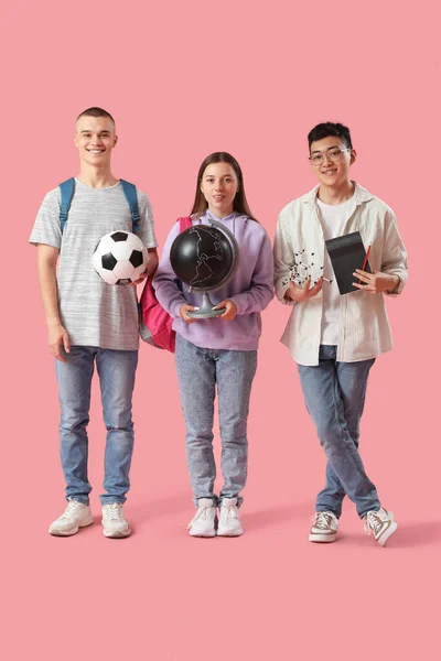 Ευτυχισμένοι Μαθητές Μπάλα Ποδοσφαίρου Σφαίρα Και Μοριακό Μοντέλο Ροζ Φόντο — Φωτογραφία Αρχείου