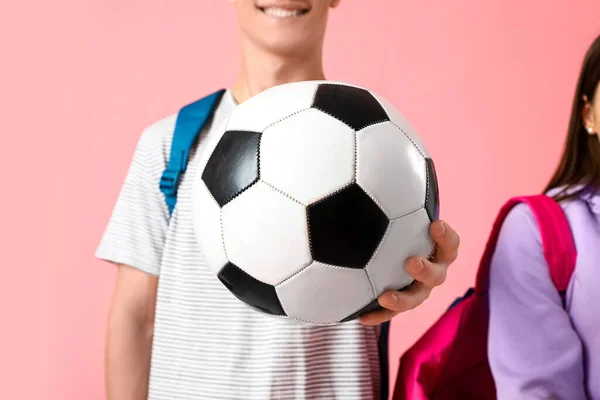 Estudantes Com Bola Futebol Fundo Rosa — Fotografia de Stock