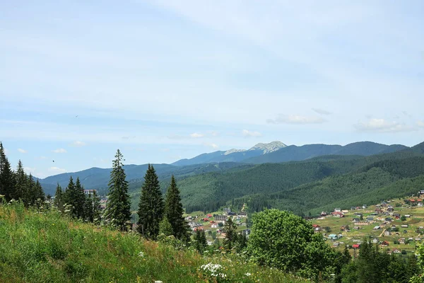 Karpatlar Ukrayna Köyü Olan Güzel Dağ Manzarası — Stok fotoğraf