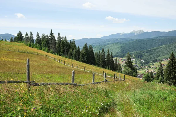 Berglandschaft Mit Holzzaun Und Dorf Den Karpaten Ukraine — Stockfoto