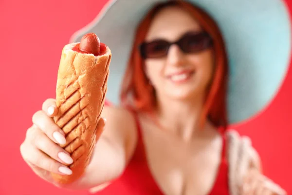Krásná Mladá Žena Plavkách Francouzským Hot Dog Červeném Pozadí — Stock fotografie