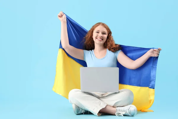 Красива Щаслива Молода Жінка Українським Прапором Ноутбуком Сидить Синьому Фоні — стокове фото