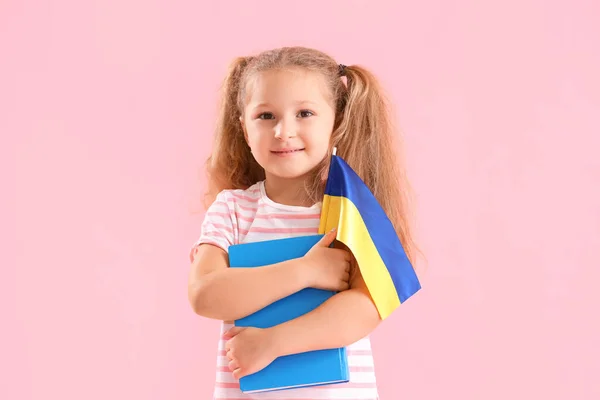 Ευτυχισμένο Κοριτσάκι Την Ουκρανική Σημαία Και Βιβλίο Ροζ Φόντο — Φωτογραφία Αρχείου