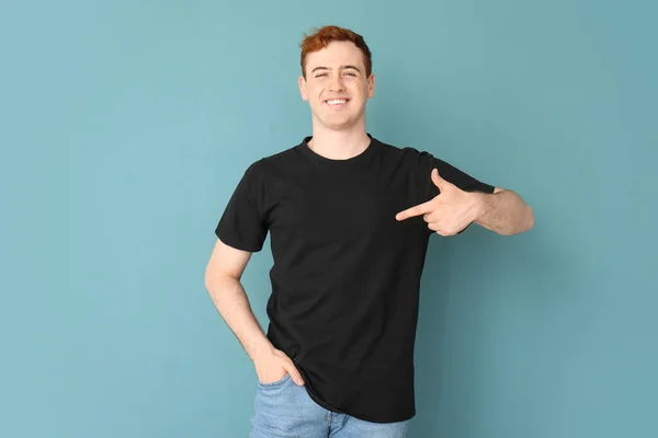 Ung Man Pekar Sin Svarta Shirt Blå Bakgrund — Stockfoto
