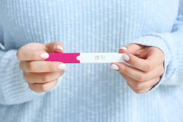 肯定的な妊娠検査を受けた女性 クローズアップ — ストック写真