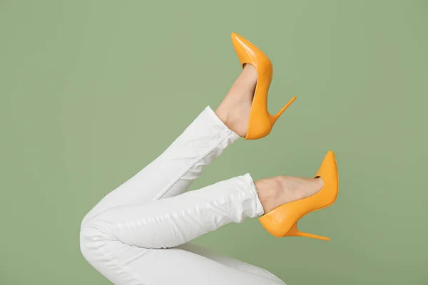 Female Legs Stylish High Heeled Shoes Green Background — Stock Photo, Image