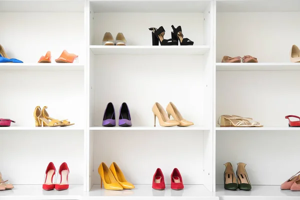 ブティックで異なる女性の靴を持つ棚 — ストック写真