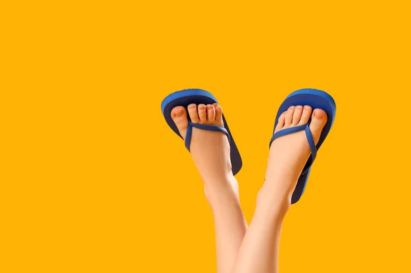 Frauenbeine Stylischen Flip Flops Auf Gelbem Hintergrund — Stockfoto