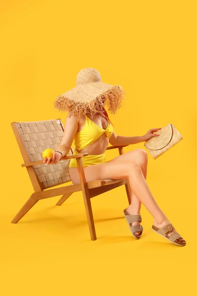 Mulher Bonita Sandálias Elegantes Com Acessórios Praia Sentados Cadeira Vime — Fotografia de Stock