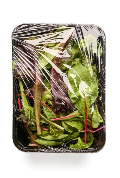 Hojas Frescas Ensalada Cubiertas Con Plástico Para Alimentos Sobre Fondo —  Fotos de Stock