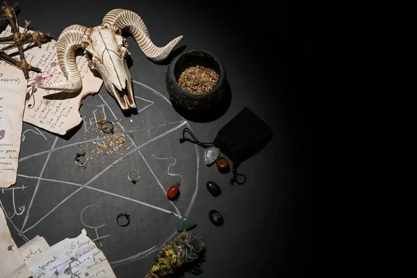 Cadıların Sihirli Özellikleri Koyu Arkaplanda Çizilmiş Pentagramdır — Stok fotoğraf