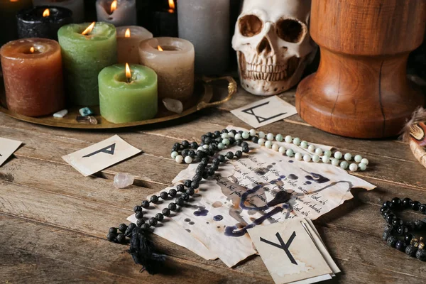 Cadıların Sihirli Özellikleri Koyu Ahşap Masada Yanan Mumlar Yakın Çekim — Stok fotoğraf