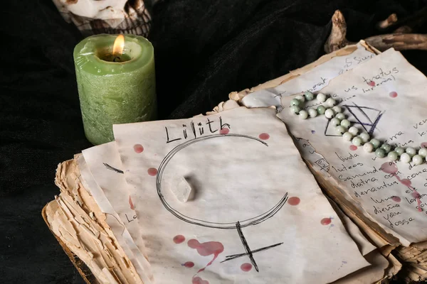 Cadıların Sihirli Özellikleri Karanlık Masa Üzerindeki Büyü Kitabıyla Yakın Plan — Stok fotoğraf