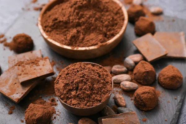 Cuencos Con Cacao Polvo Caramelos Frijoles Chocolate Sobre Fondo Negro — Foto de Stock