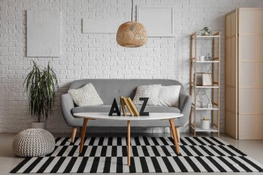 Raflarla dolu bir oda ve masa üzerindeki kitaplar için şık bir tutucu.