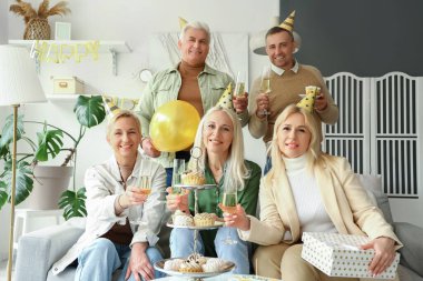 Olgun insanlar evde doğum günü kutluyor.