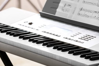 Odada müzik kağıtları olan sentezleyici, kapat
