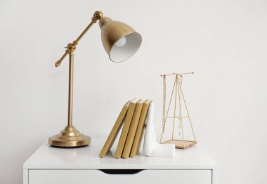 Odada klozette lamba olan kitaplar için şık tutucu