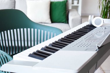 Moda odasında kulaklığı olan modern sentezleyici.