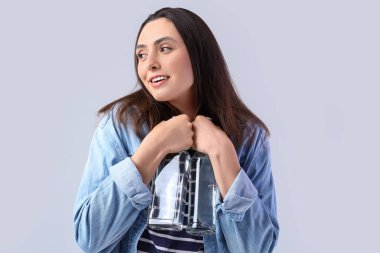 Arka planda votka şişeleri olan sarhoş genç bir kadın.