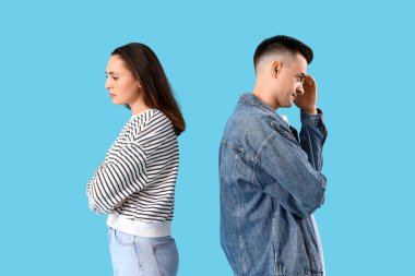 Mavi arka planda çıkan kavga üzerine genç çifti gücendirdi