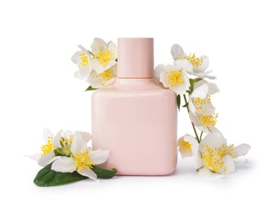 Bir şişe parfüm ve beyaz arka planda güzel yasemin çiçekleri.