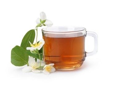 Bir bardak aromatik çay ve beyaz arka planda güzel yasemin çiçekleri.