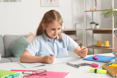 Evde hesap makinesi olan sevimli küçük kız matematik yapıyor.