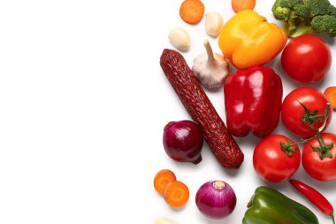 Beyaz arka planda farklı taze sebzeli salam.