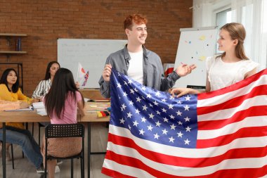 Lisan okulunda Amerikan bayrağı taşıyan genç öğrenciler