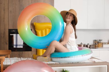 Yüzük takan genç bayan yaz tatiline mutfakta hazır.