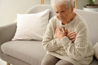 Yaşlı kadın evde kalp krizi
