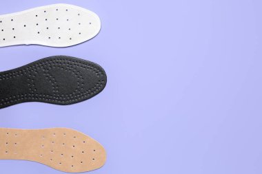 Leylak arka planında farklı ortopedik tabanlar